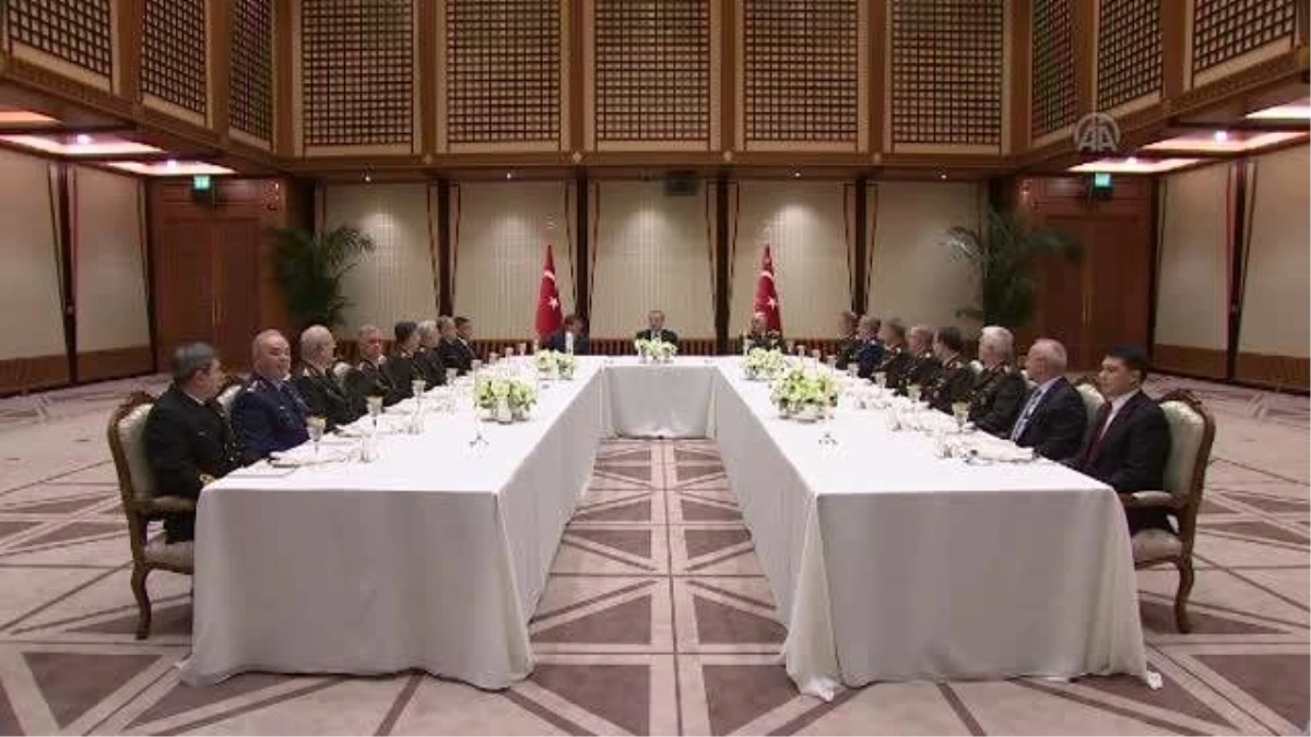 Cumhurbaşkanı Erdoğan, YAŞ Üyelerine Yemek Verdi