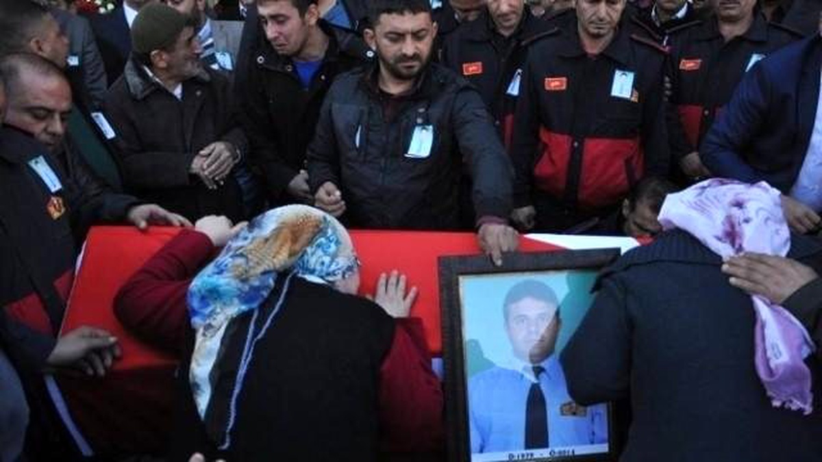 Payas\'ta Düşerek Hayatını Kaybeden İtfaiye Eri Toprağa Verildi