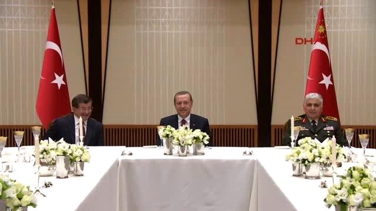 Erdoğan, Yaş Üyelerine Akşam Yemeği Verdi