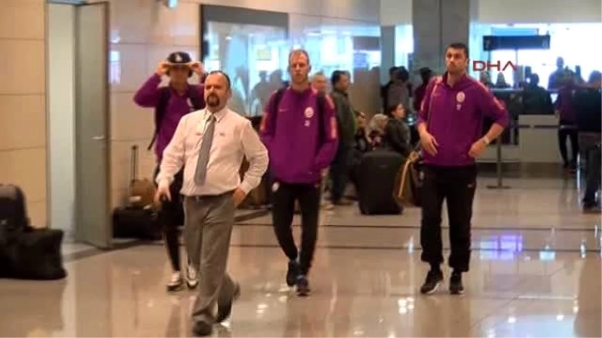 Galatasaraylı Futbolculara ve Prandelli\'ye Havalimanında Tepki