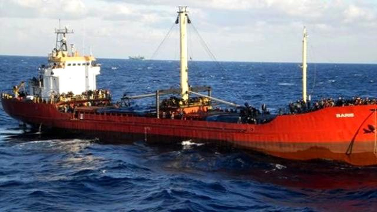 Girit\'te 700 Kaçak Göçmeni Taşıyan Geminin Arızalanması