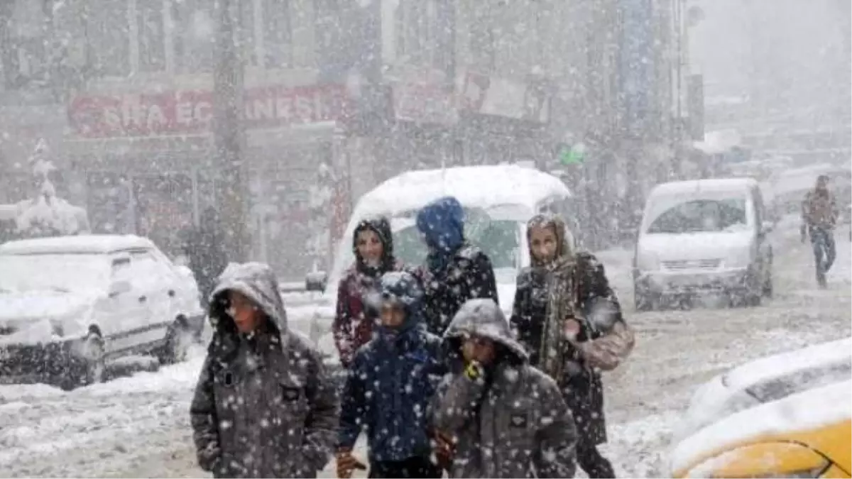 Hakkari ve Bitlis\'te Kar Yolları Kapattı