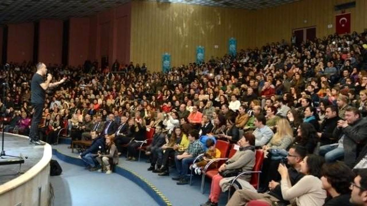 Haluk Levent\'e Konserde Doğum Günü Sürprizi