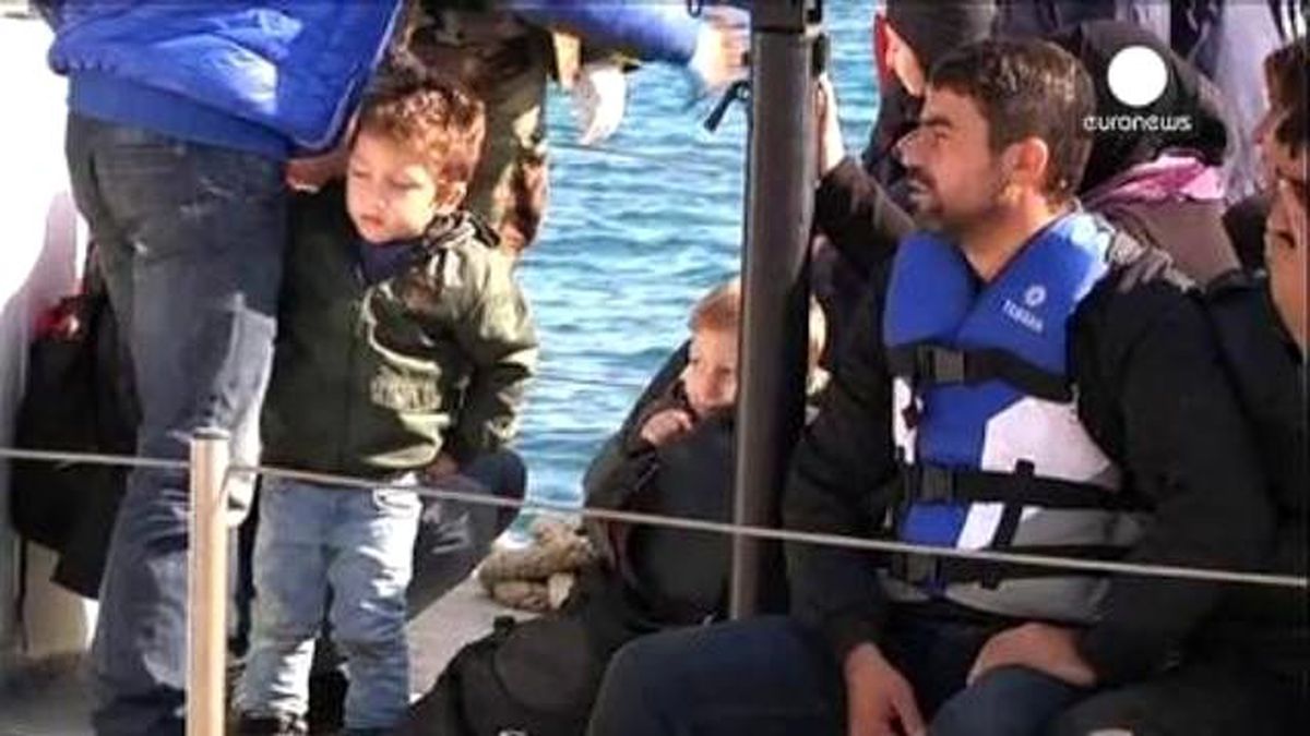 Kaçak Göçmen Taşıyan Arızalı Gemi Girit\'e Getirildi
