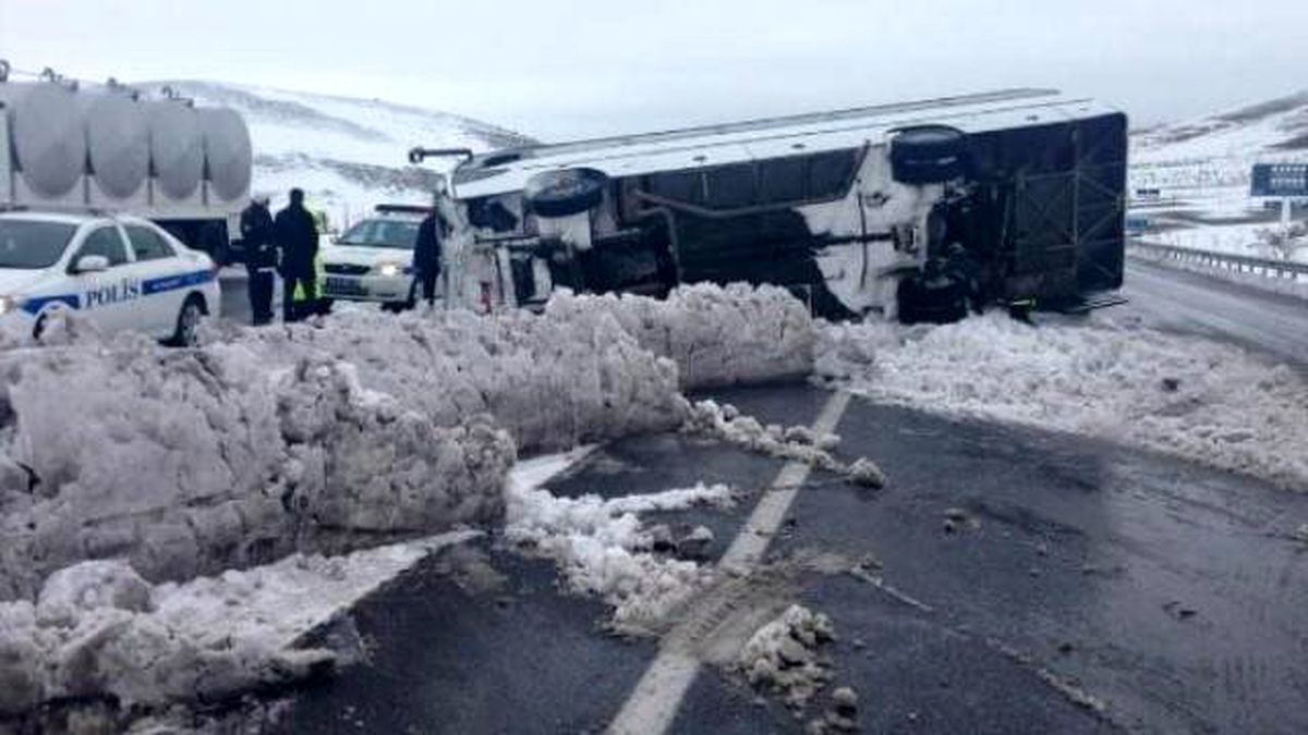 Kar Yığınına Çarpan Midibüs Devrildi: 3 Yaralı