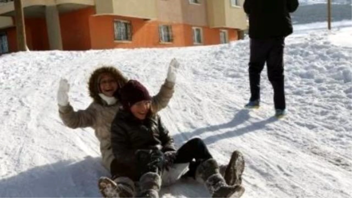 Kars Çocuklar Bakır Leğenle Kaymaya Başladı