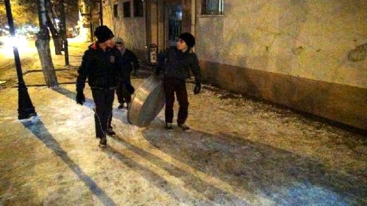 Kars\'ta Çocuklar Bakır Leğenle Kayıp Eğleniyor