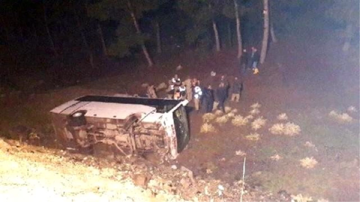 Kilis\'te Midibüs Devrildi: 12 Yaralı