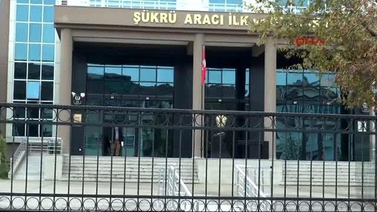 Kocaeli Sınav Sırasında Korna Çalan Araç Sürücülerine Velilerden Pankartlı Uyarı