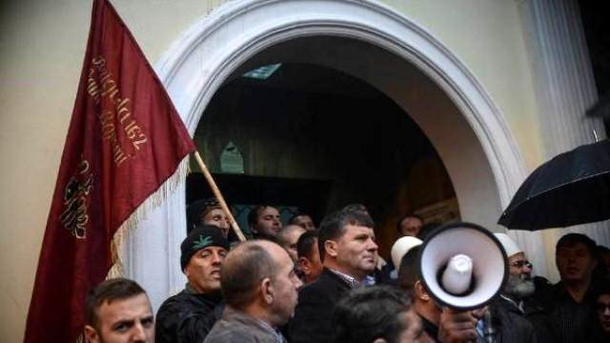 Kosova\'da Rektörlük Önünde Protesto