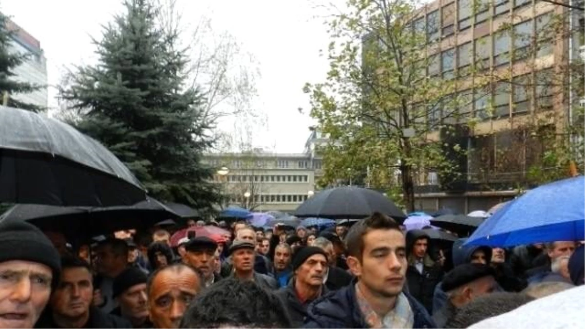 Kosova Kurtuluş Ordusu Gazileri Üniversite Rektörünü Protesto Etti