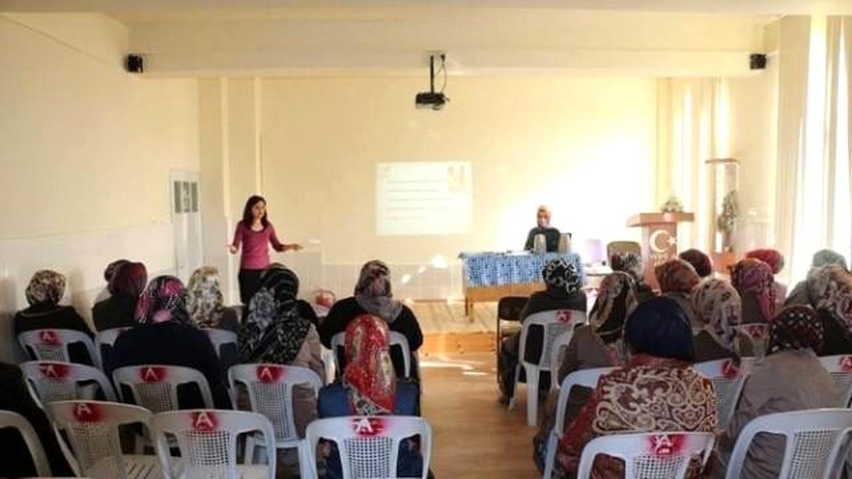 Öğrenci Velilerine "Etkili Anne-Baba Olma" Konulu Seminer