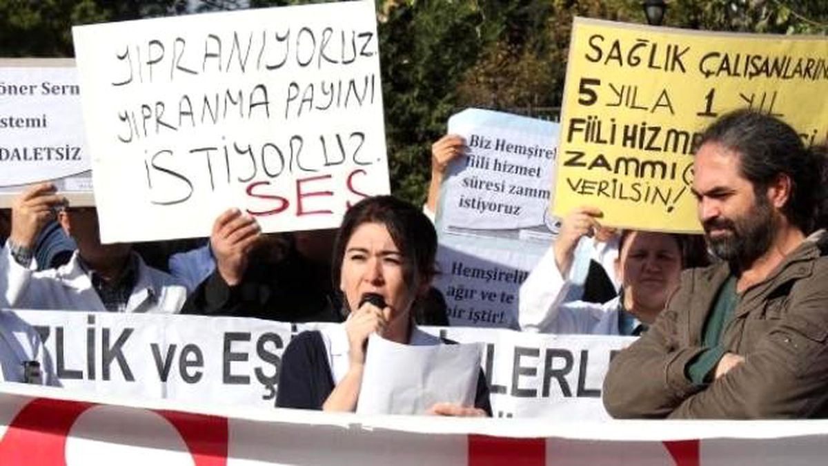 Sağlık Çalışanlarından Hastane Bahçesinde Eylem