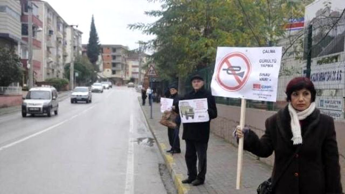 Sınav Süresince Sürücüleri Pankartla Uyardılar