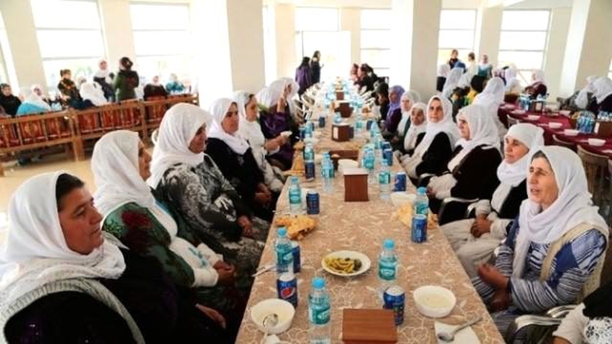 Tarlada Çalışan Kadınlara Yemek Verildi