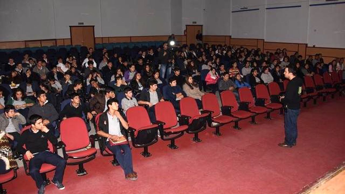 Terörle Mücadele Şubesinden Aliağa\'daki Öğrencilere Konferans