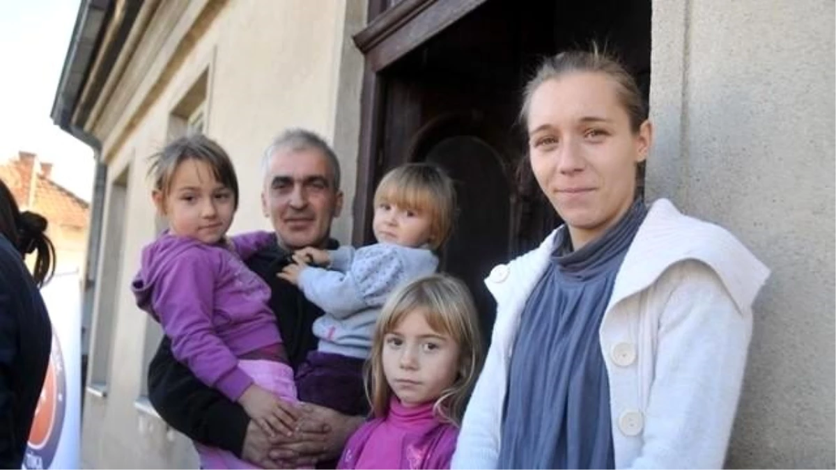 Tika, Sırbistan\'da Selden Zarar Gören 30 Ailenin Yüzünü Güldürdü