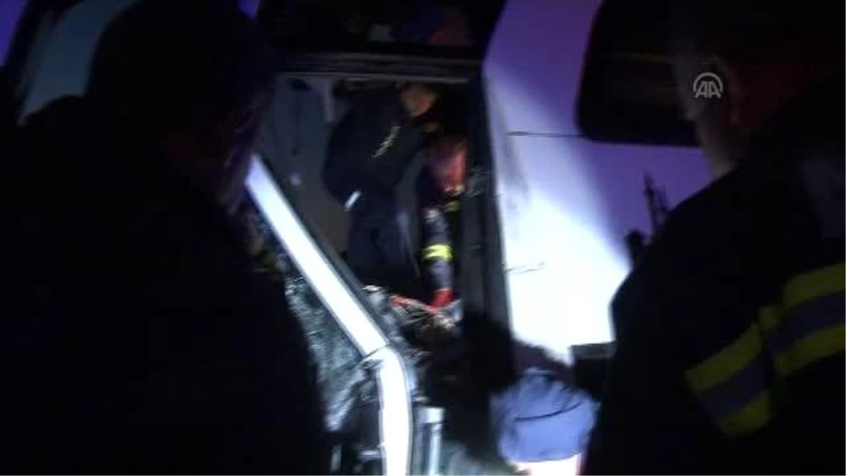 Adana\'da Tır ile Yolcu Otobüsü Çarpıştı: 2 Ölü, 12 Yaralı