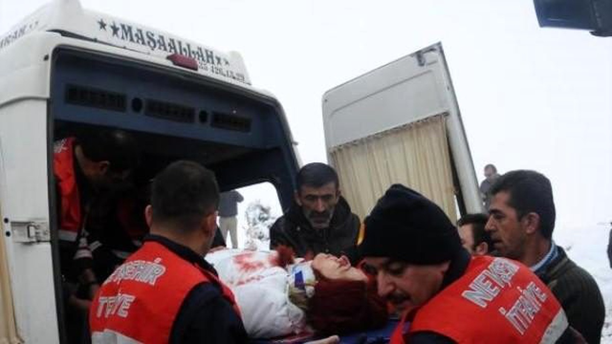 Nevşehir\'de Yolcu Otobüsü ile Minibüs Çarpıştı: 2 Ölü,11 Yaralı