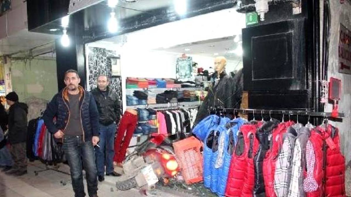 14 Yaşındaki Sürücü Motosikletle Giyim Mağazasına Girdi