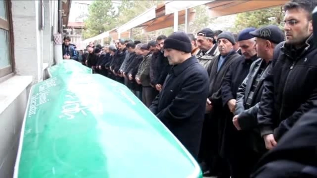 Adana\'da Ölen Otobüs Şoförü Şimşek\'in Cenazesi, Sivas\'ta Defnedildi