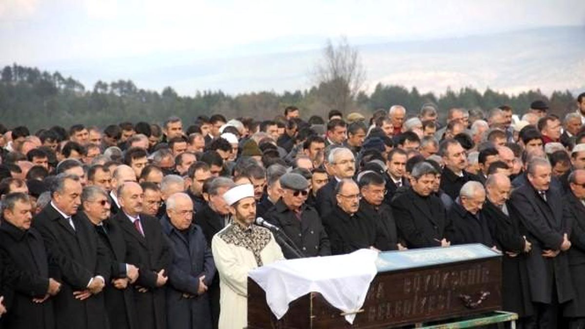 AK Parti Genel Başkan Yardımcısı Şahin\'in Eşi Toprağa Verildi