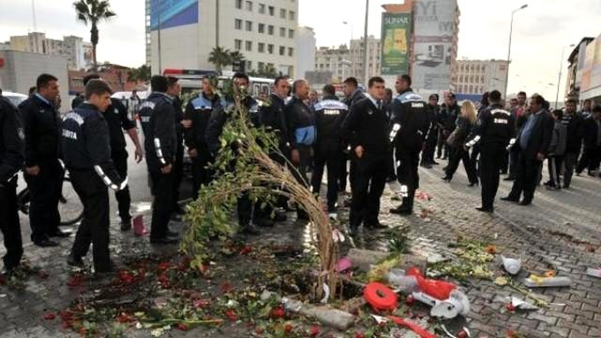 Seyyar Tablasını Vermemek İçin Zabıta Aracının Arkasından Asıldı