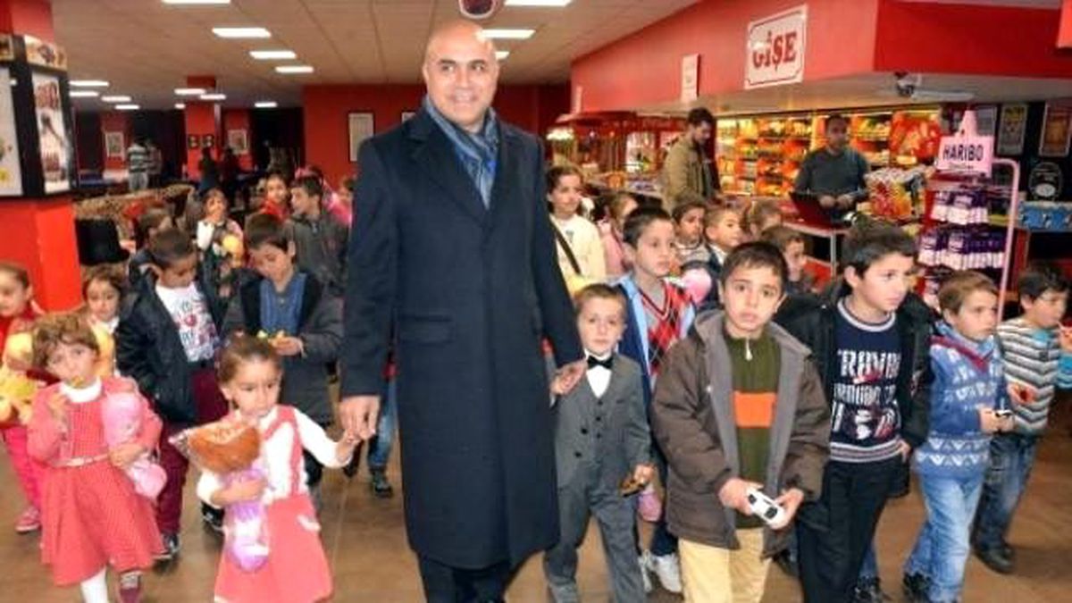 Başkan, Köy Çocuklarının Sinema ve Hamburger İsteğini Yerine Getirdi