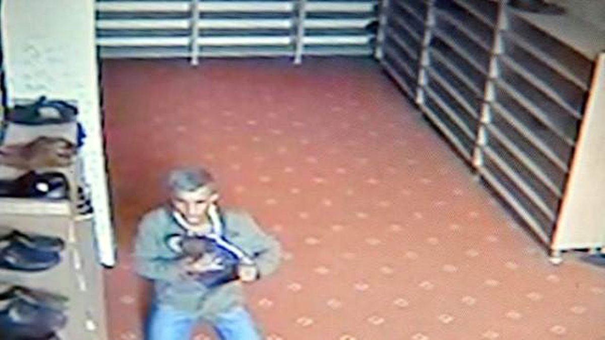 Camide Ayakkabı Hırsızlığı Kamerada