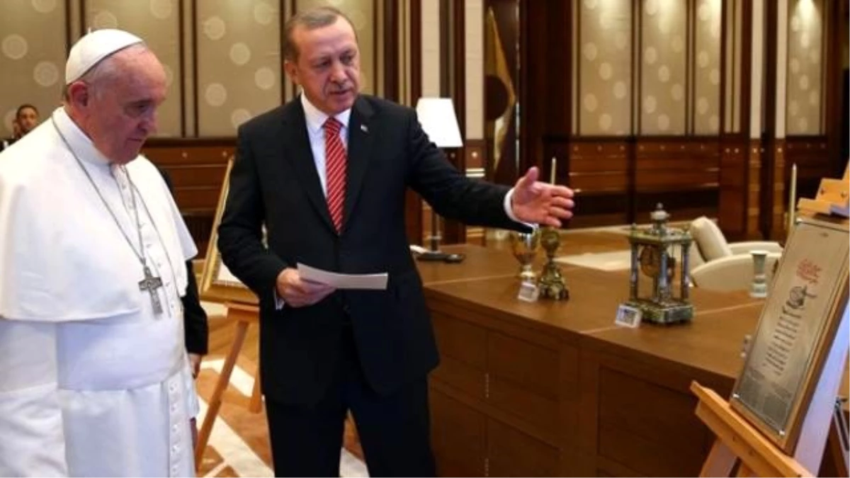 Cumhurbaşkanı Erdoğan, Papa\'ya Fatih\'in Fermanı\'nı Hediye Etti