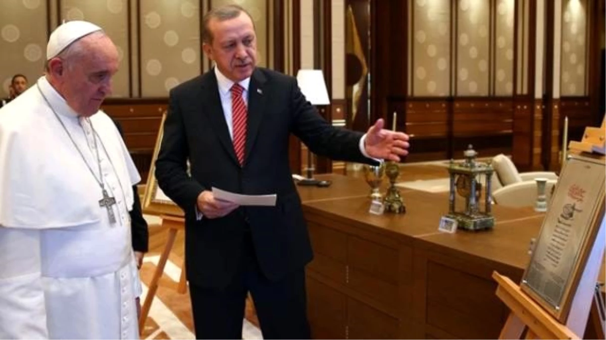 Cumhurbaşkanı Erdoğan, Papa'ya Fatih'in Fermanı'nı Hediye Etti
