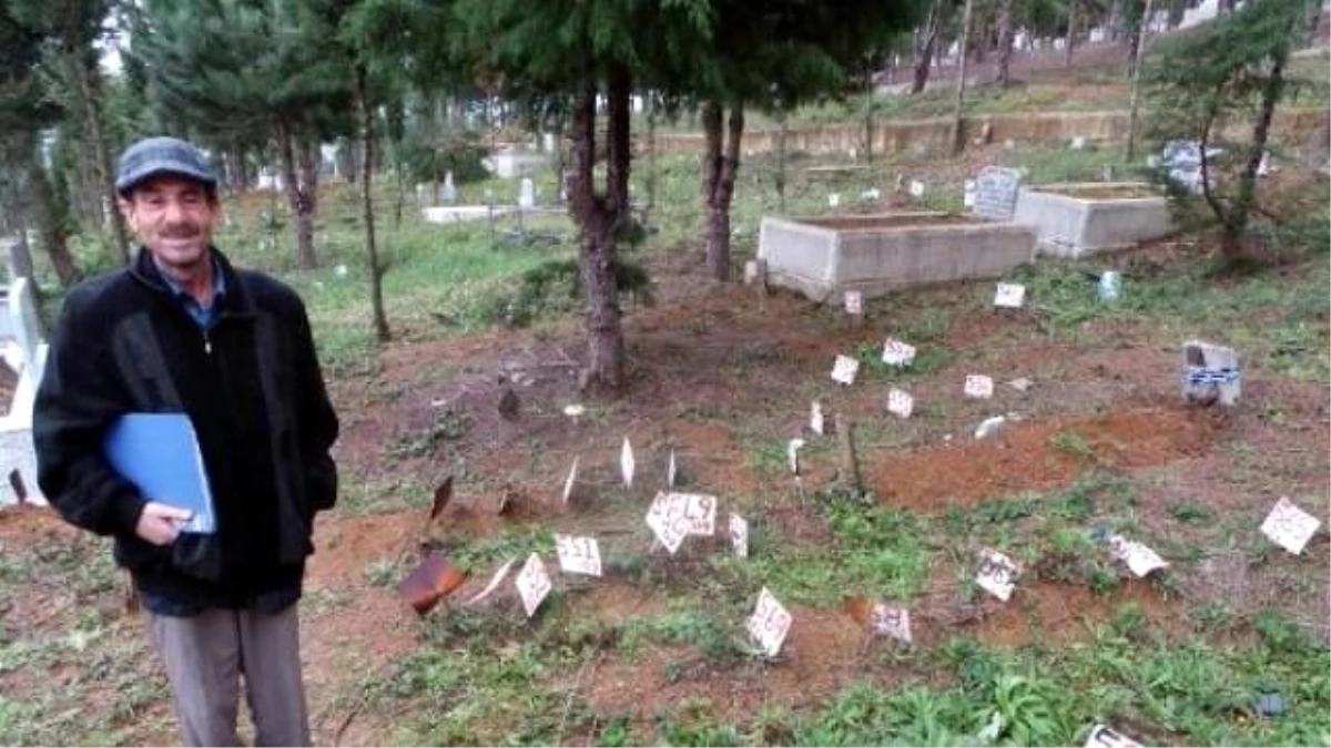 Yaşlı Adam, Depremden Kurtulan Eşini 15 Yıl Sonra Mezarlıkta Buldu