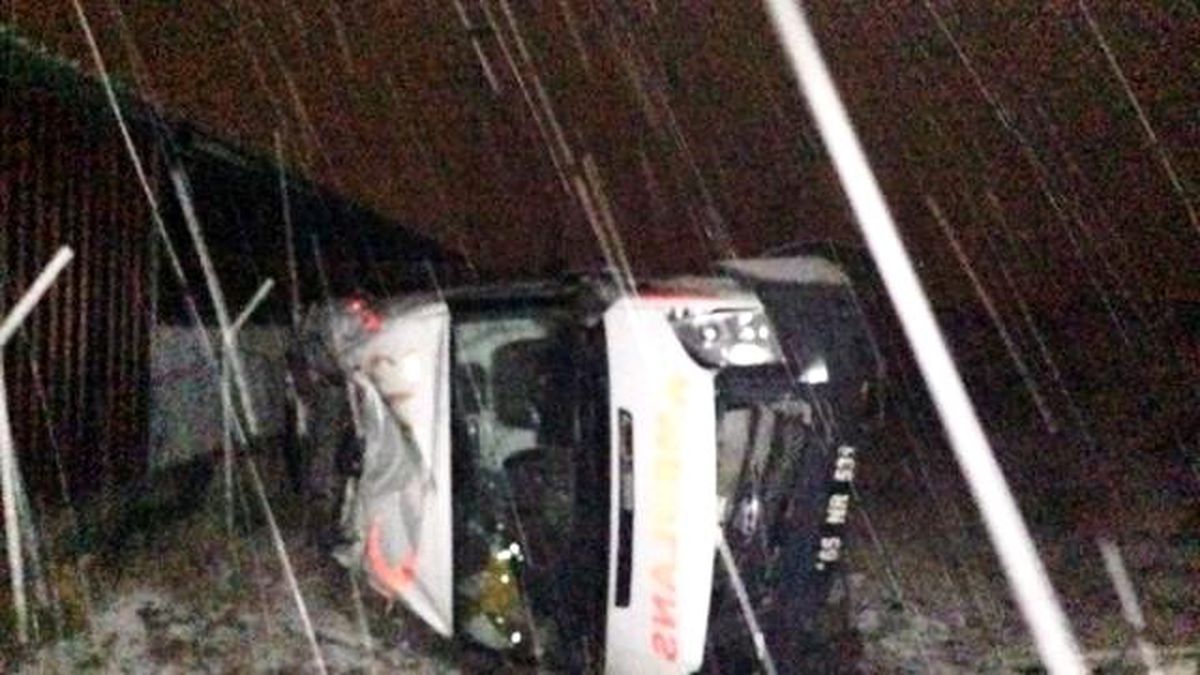 Erciş\'te Ambulans Takla Attı
