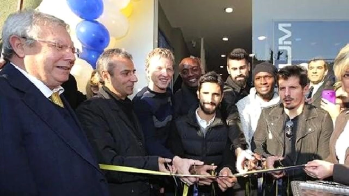 Fenerbahçe Başkanı Yıldırım ve Futbolcular, Fenerium Ortaköy Mağazası\'nın Açılışına Katıldı