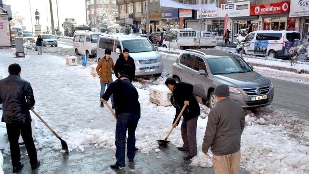 Hakkari\'de Buzlu Kaldırımlar Temizleniyor