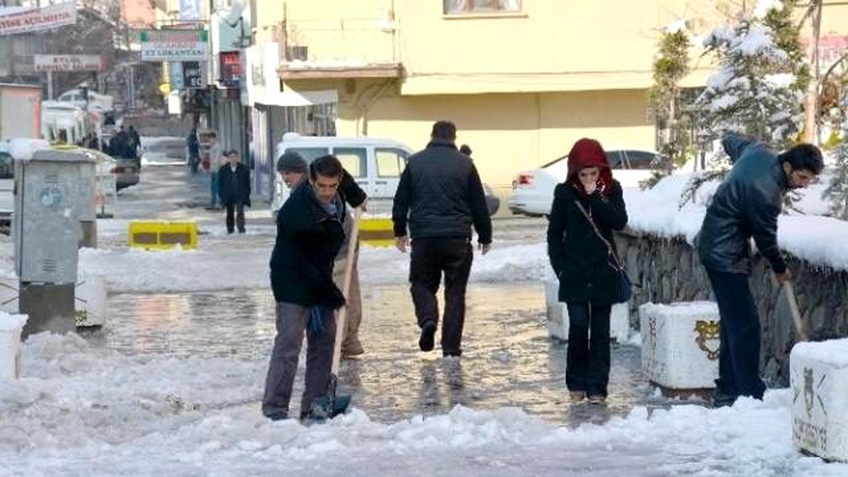 Hakkari\'de Kaldırım Temizleme Çalışması Yapılıyor