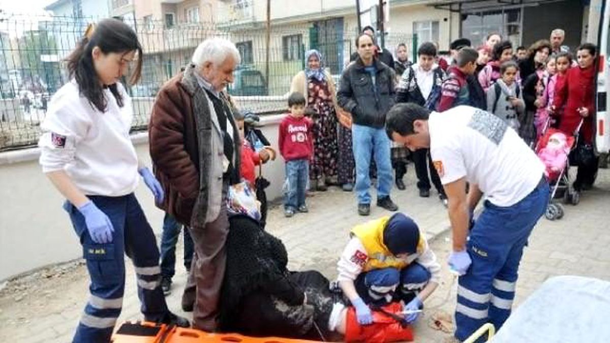 İnşaattan Düşen Tuğlalarla Yaralandı