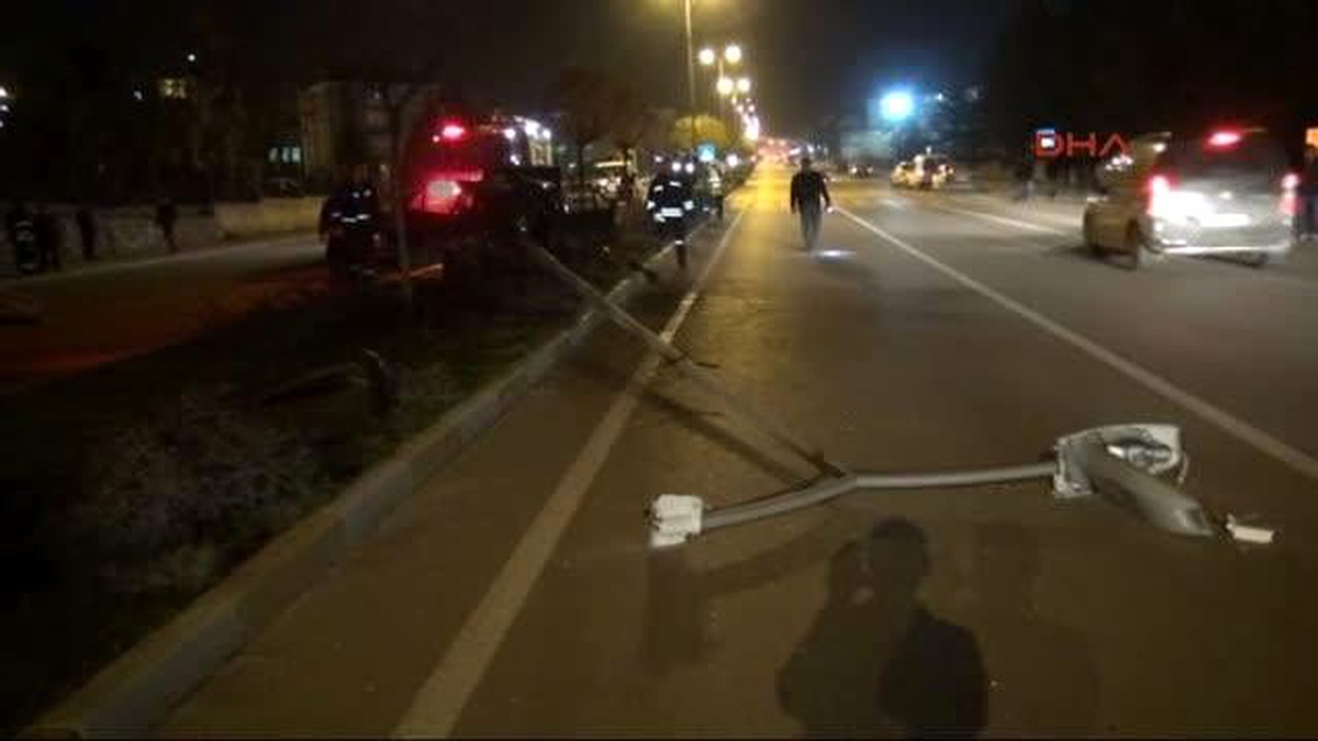 Karabük\'te Otomobil Aydınlatma Direğine Çarptı: 1 Ölü