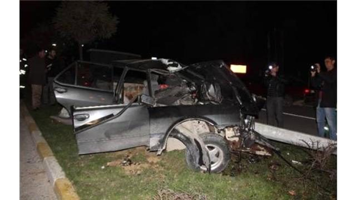 Karabük\'te Otomobil Elektrik Direğine Çarptı: 1 Ölü