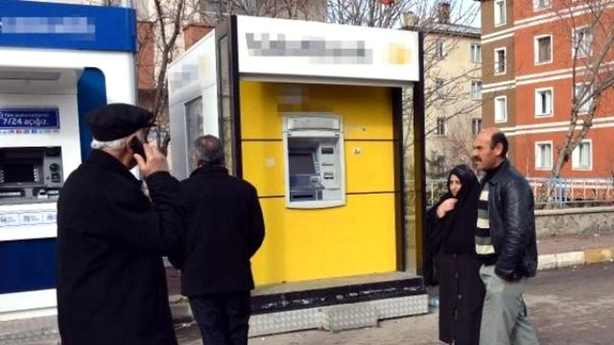 Kasklı Hırsızlar, ATM\'den 250 Bin Lira Çaldı