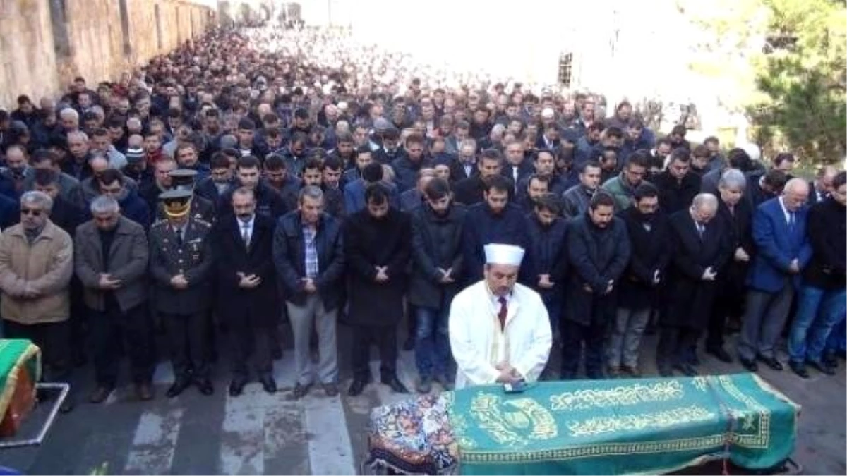 Kazada Ölen Öğretmenler İçin Nevşehir\'de Cenaze Namazı