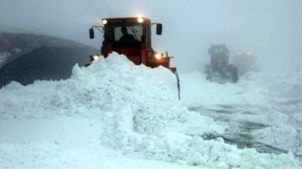 Malatya\'da Kar Yolları Kapattı