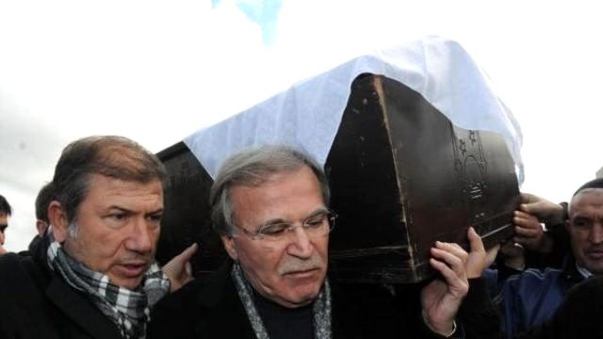 Mehmet Ali Şahin, Eşinin Cenazesinde Ağladı (Saniye Şahin Kimdir ?)