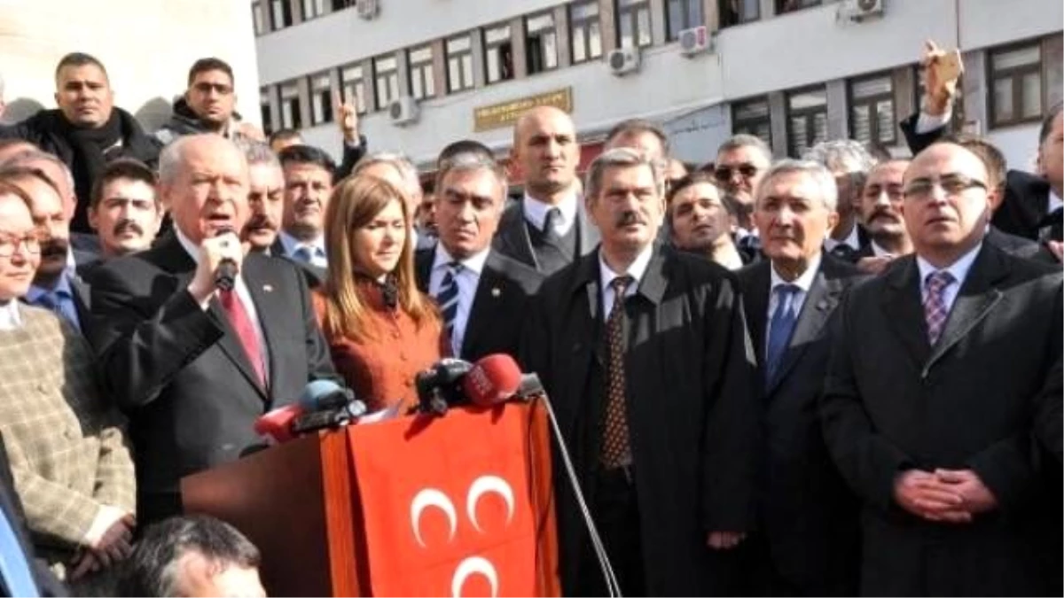 MHP Lideri Bahçeli\'nin Konvoyunda Kaza