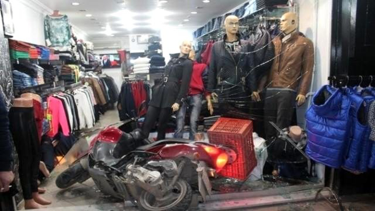 Gemlik\'te Motosikletle Dükkan Camından Girdi