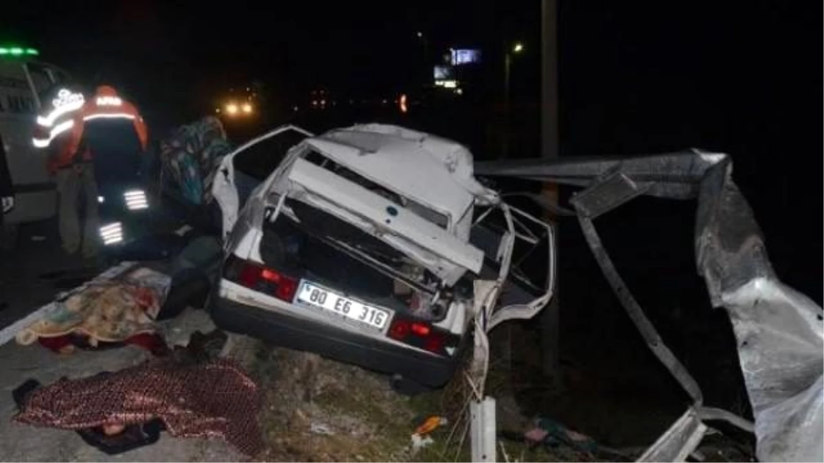 Afyonkarahisar\'da Otomobil Bariyerlere Saplandı: 3 Ölü, 3 Yaralı
