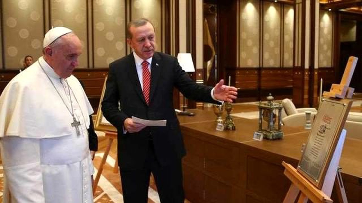 Papa\'ya Verilebilecek En Anlamlı Hediyeyi Verdi!