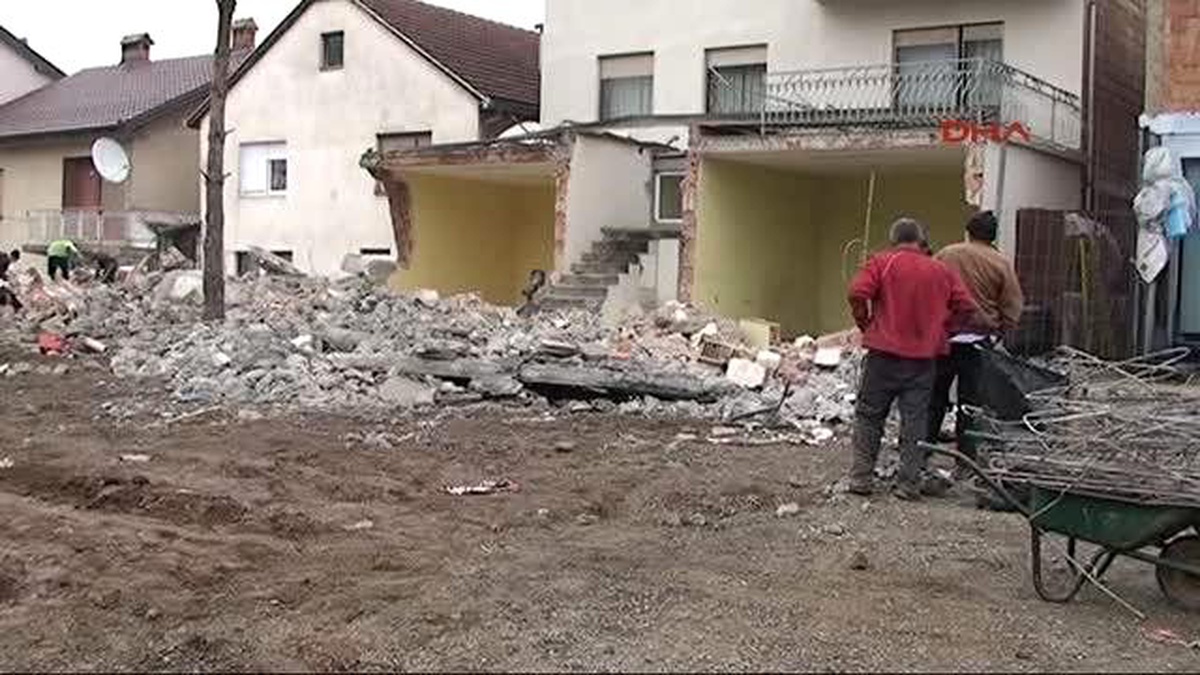 Prizren\'de Kaçak Ev ve İşyerleri Yıkıldı