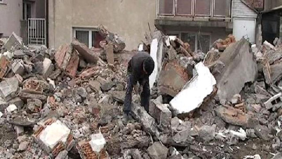 Prizren\'de Kaçak Ev ve İşyerleri Yıkıldı, Aralarında Türklerin de Bulundu Çok Sayıda Kişi Evsiz ve...
