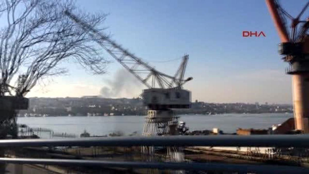 Topkapı\'daki Yangından Yükselen Duman Kilometrelerce Uzaktan Böyle Görüntülendi